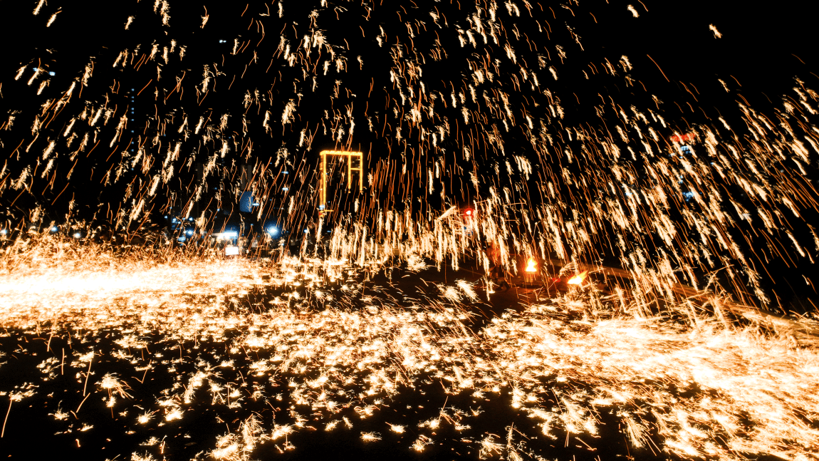 邵阳市北塔区:"打铁花"击出绚烂烟花雨