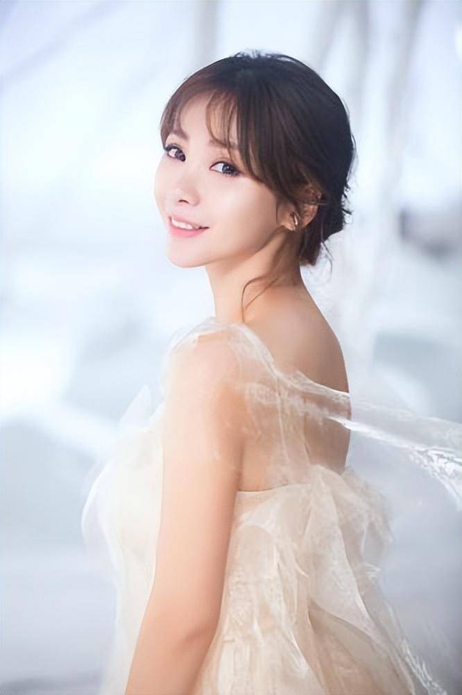 43岁柳岩不幸确诊肿瘤!手术3个月后复发,女神光鲜的背后是无奈