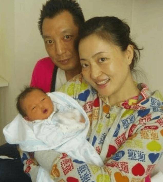 苦恋王志文4年,与沙桐结婚1年闪离后,原华嫁圈外人平凡而幸福