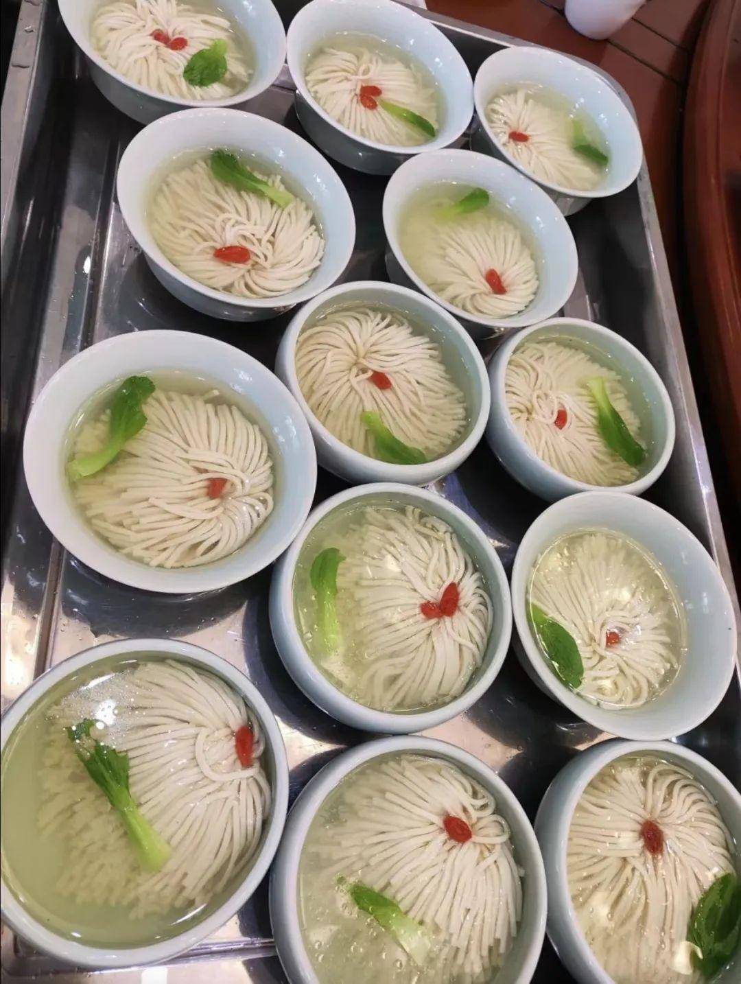 在寿县的美食世界里,淮南牛肉粉丝汤,八公山豆腐宴,大救驾是最具代表