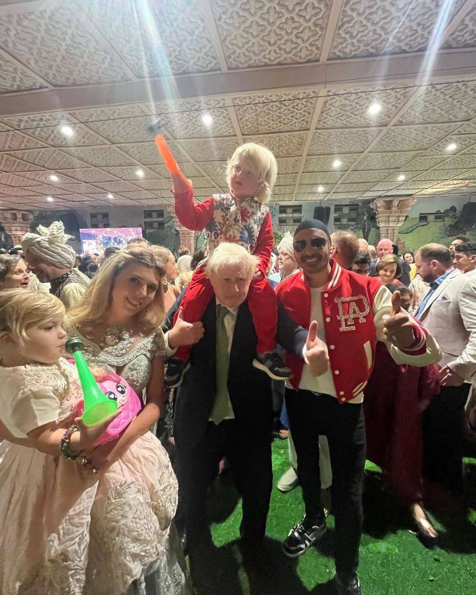 英前首相鮑裏斯扛著4歲娃 攜嬌妻亮相印度首富婚禮！