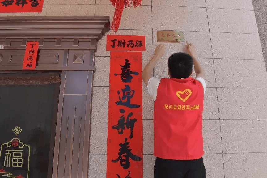 悬挂光荣牌 尊崇军属心——陆河县开展2024年春季入伍新兵家庭悬挂