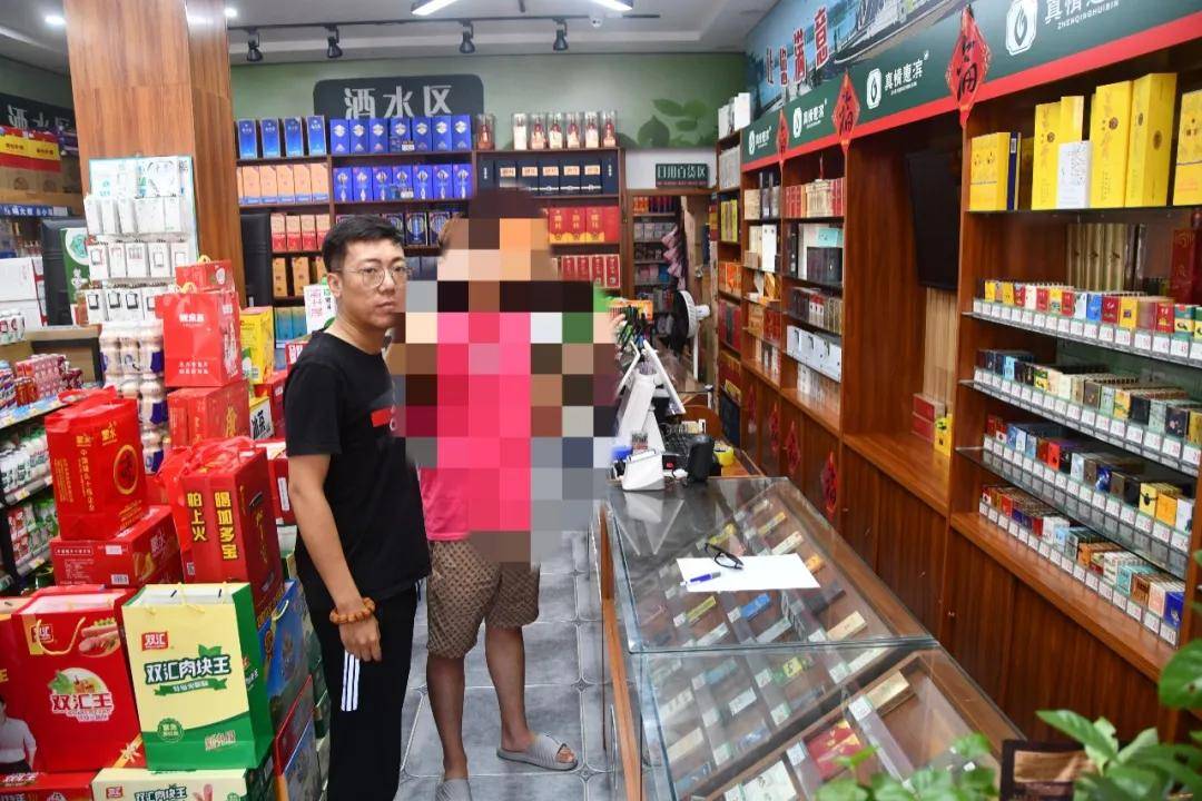 两男子大白天撬门偷东西!结果……_德州_河北省盐山县_踪迹