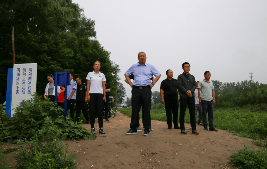 在古城村,检查组来到液化石油气站,了解站内安全警示标识设置,从业