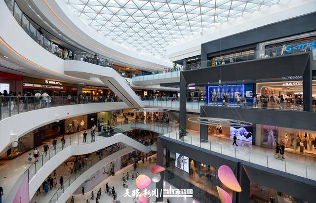商场内的一家展厅观看展品贵阳万象城商场外市民络绎不绝贵阳万象城