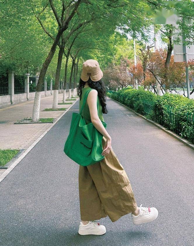修身的绿色背心,自带清爽气息,很适合闷热的夏天呢,与卡其色休闲裤