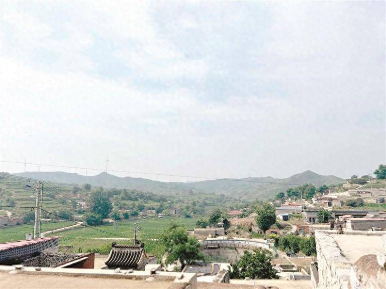 俯瞰瓦岭村农家乐旅游标识7月7日,阳泉市平定县东回镇瓦岭村格外热闹