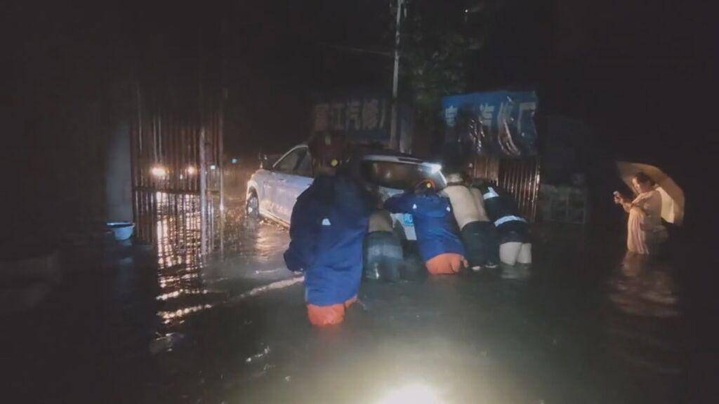 暴雨来袭 自贡消防紧急出动排涝救援