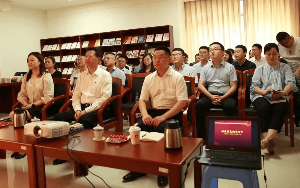 重庆市政府办公厅举办第六期"悦读会"读书分享活动