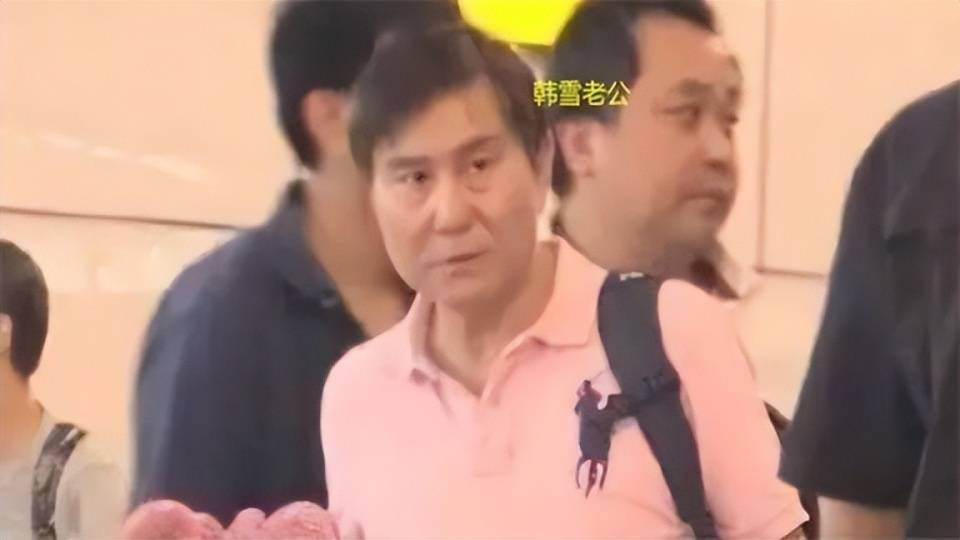 据悉其丈夫名叫万山,比她大18岁,坊间传闻家世不俗,自己则曾在2000年