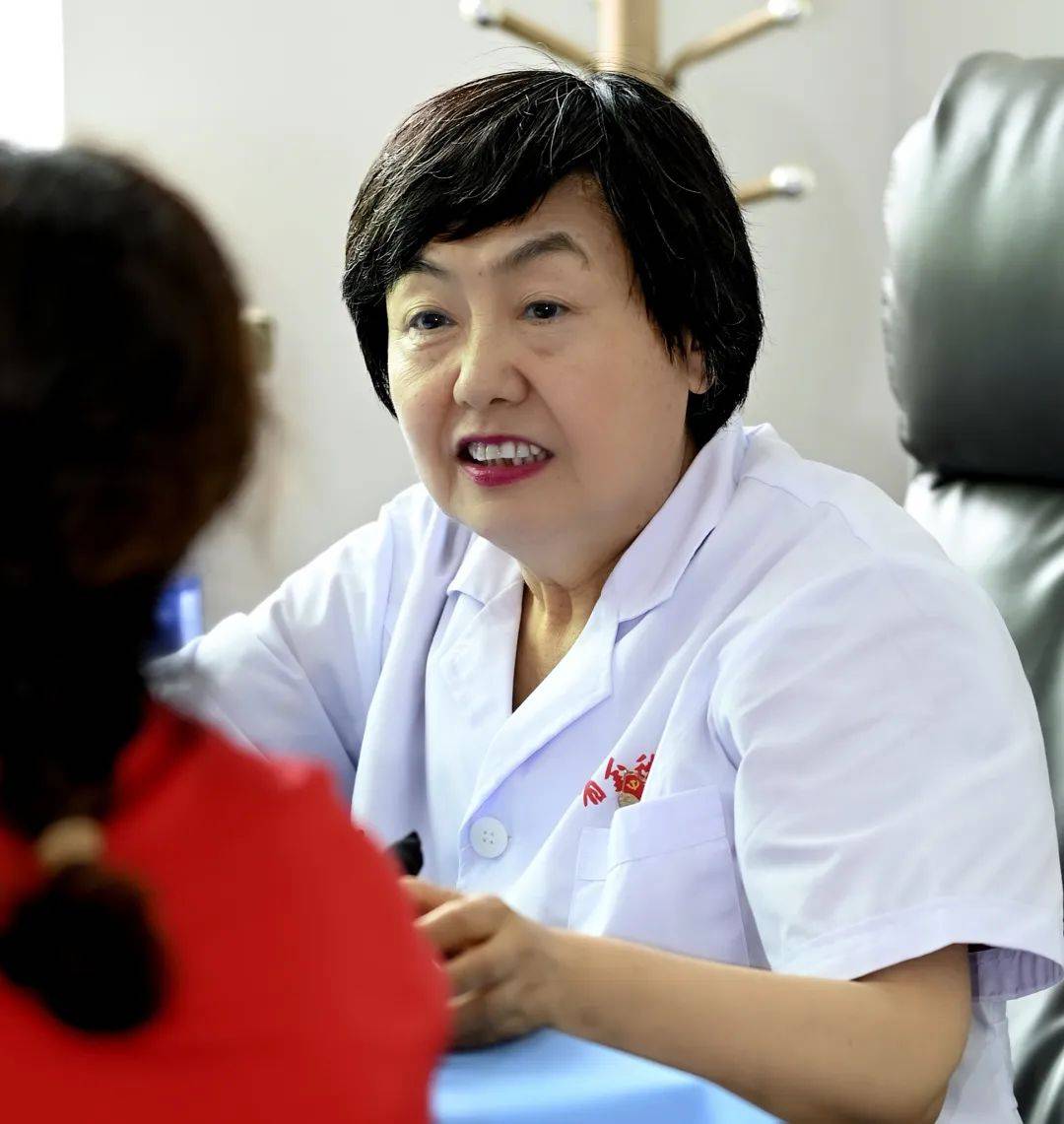 7月13日早7:30,辽宁省金秋医院名誉院长,"菊香爱心团队"领队张菊香