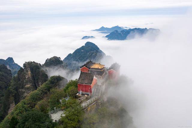 武当山的主峰图片