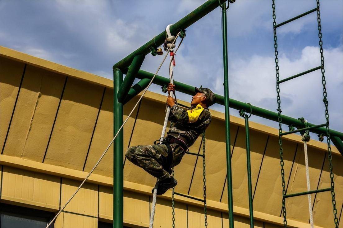 兵团总队某支队举行"铸剑——2024"军事训练大比武_人员_射击_米障碍