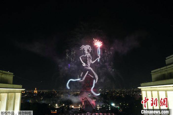 奥运火种抵达法国巴黎 烟花秀,无人机表演展现奥运元素