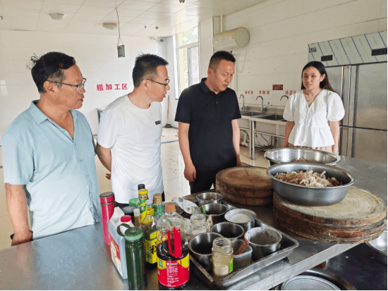 7月10日,平顺县副县长张宏波深入德亨仁厚医养中心,中心敬老院检查