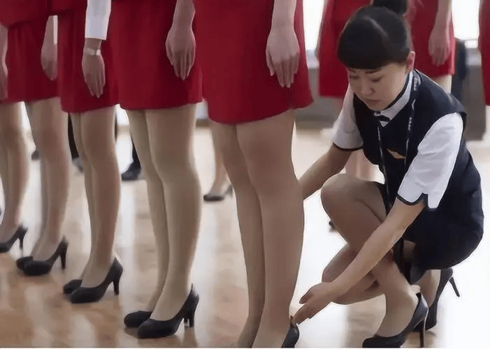 为什么空姐在飞机上都喜欢"蹲着"给乘客服务?_时候_感觉_姿势