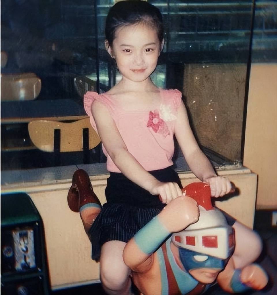 而另一边,比他小4岁的徐艺洋则出生于四川,关于她的家境网上有两种