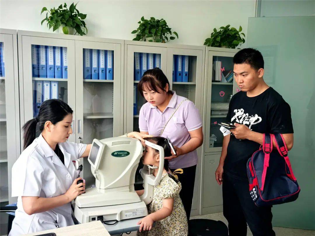 正耐心细致地为每一位入园入学的儿童进行视力筛查,免散瞳眼底照相机