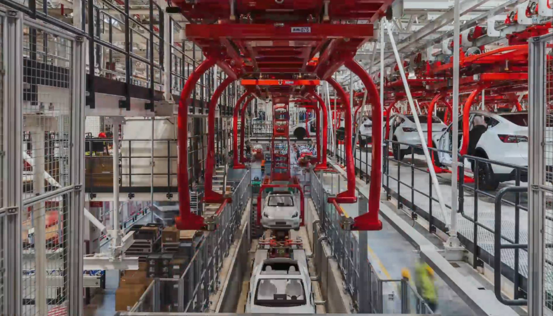 探访特斯拉上海超级工厂,回应储能工厂进度及超级充电站价格贵_车间