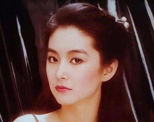 越"怪"越高级?港星演唱会上的奇葩妆造,网友:简直惨不忍睹