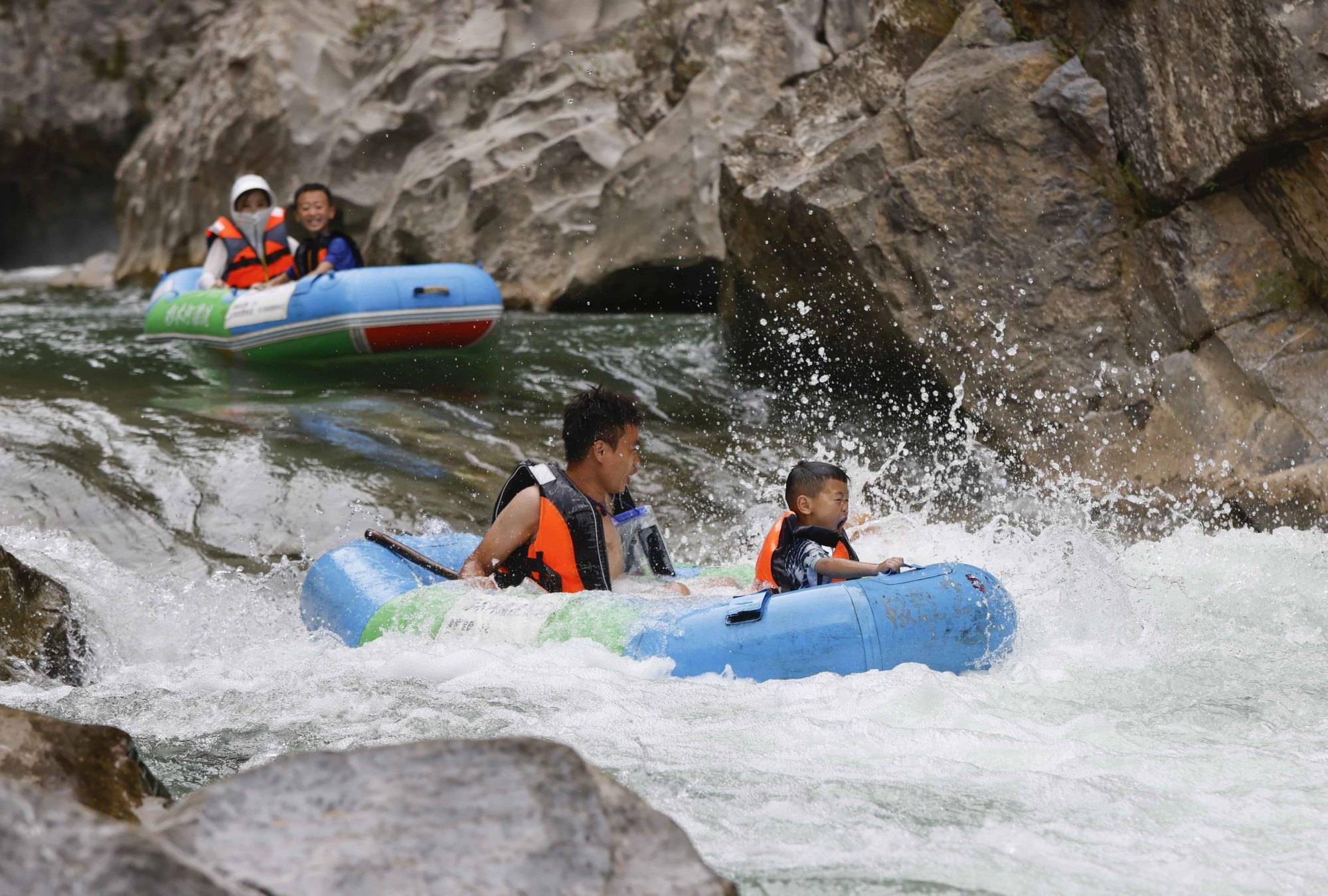 贵州施秉杉木河漂流迎来高峰期
