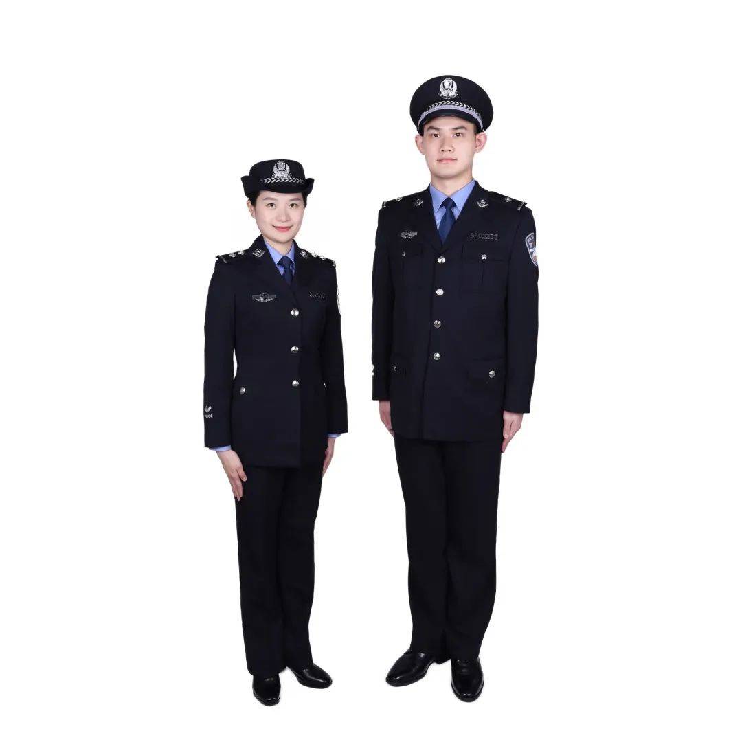 佩戴硬质肩章,警号,胸徽;内着内穿式制式衬衣,系制式领带,男警察戴