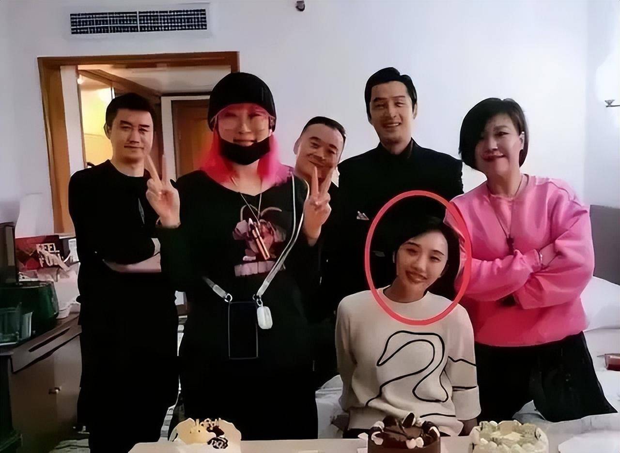 很快就扒出胡歌妻子名叫黄曦宁,比胡歌小11岁,曾任胡歌的经纪人.