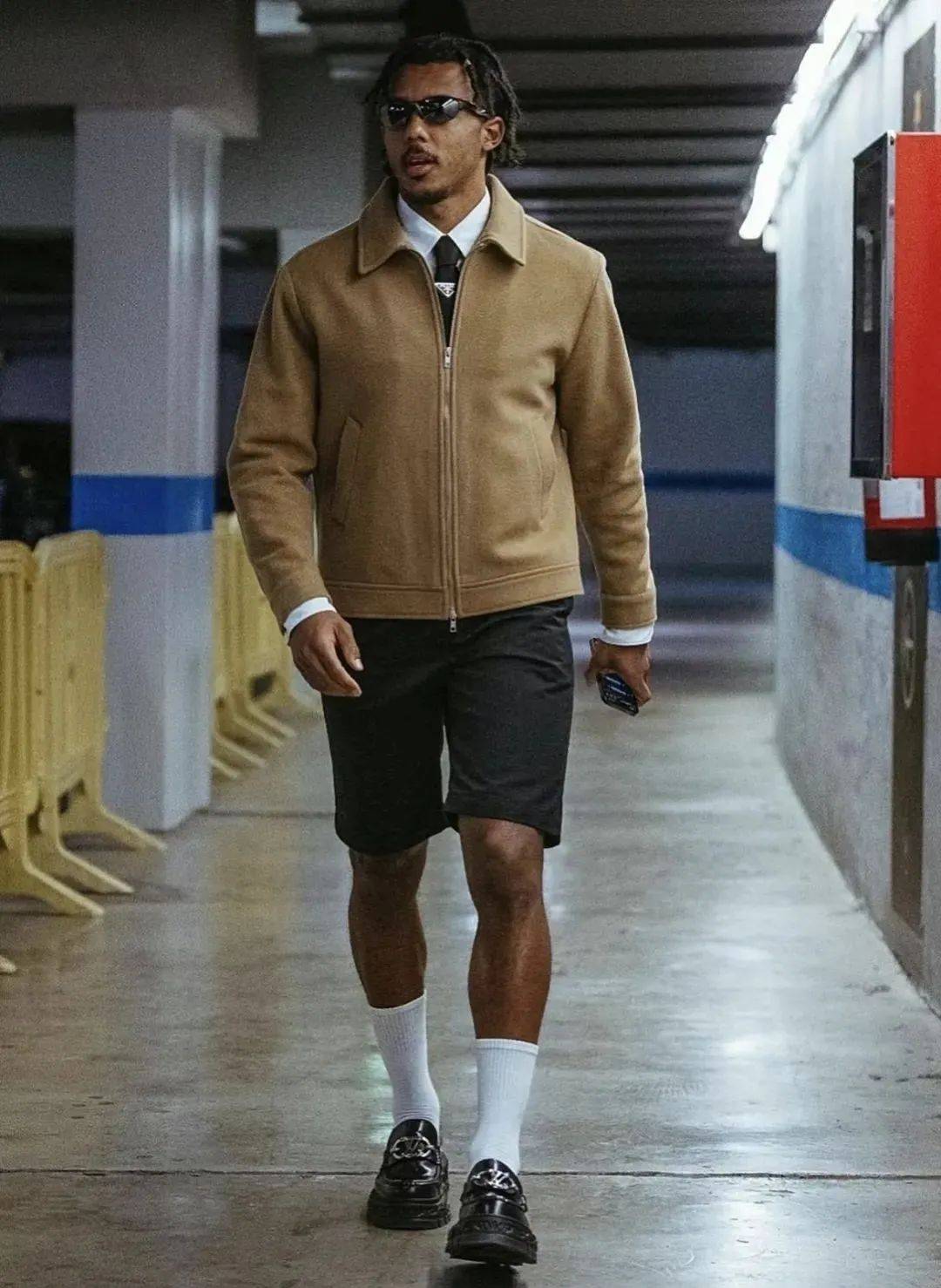 下了球场的朱尔61孔德,出街穿搭尤为讲究,力争把每一次日常出行变成