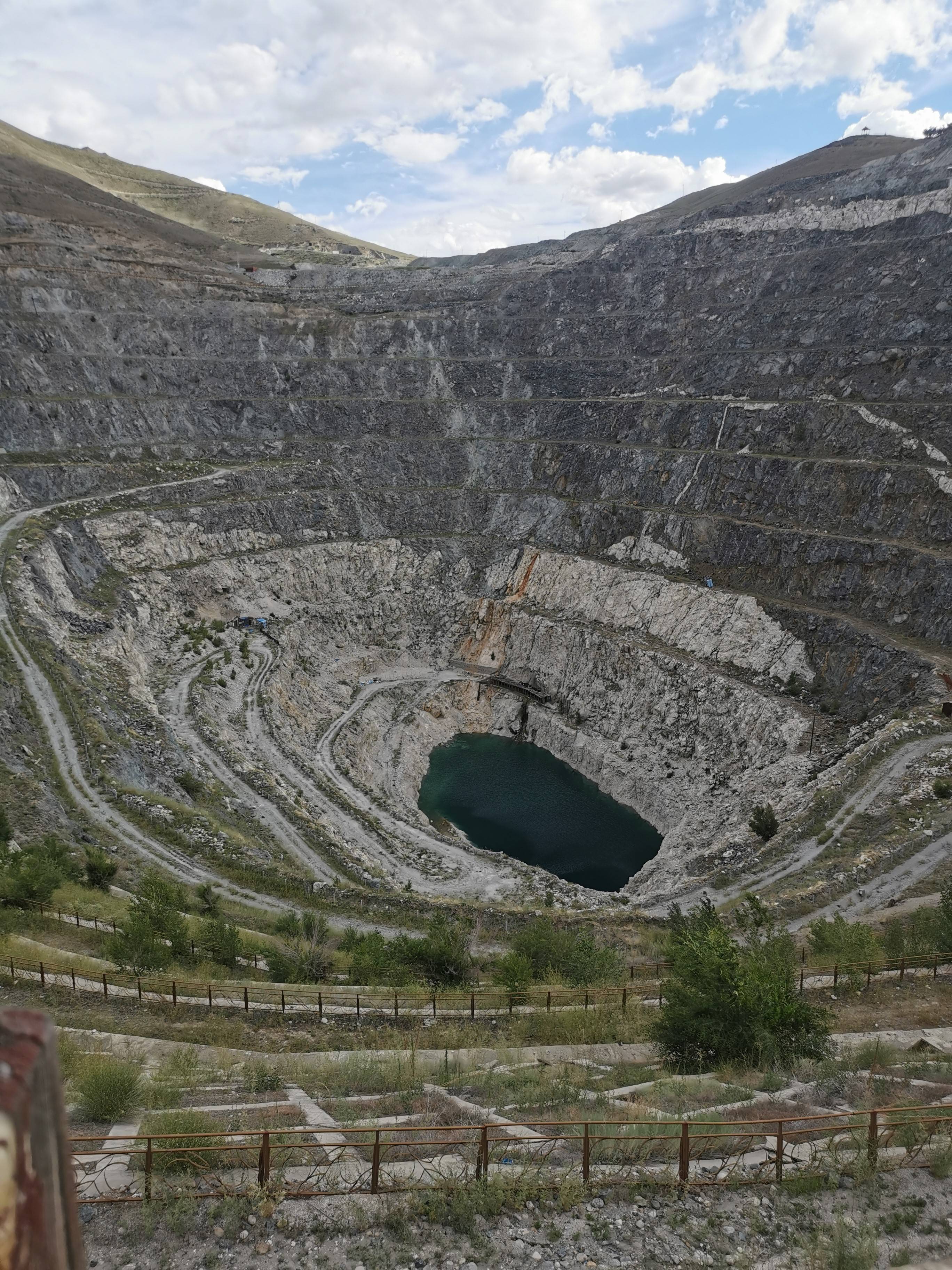 (可可托海矿坑.