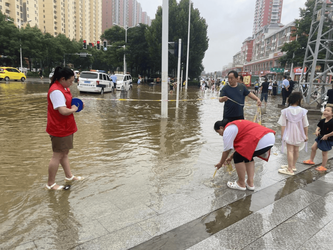大雨无情 巾帼有爱——防汛抗险 南阳市社旗县巾帼志愿者在行动