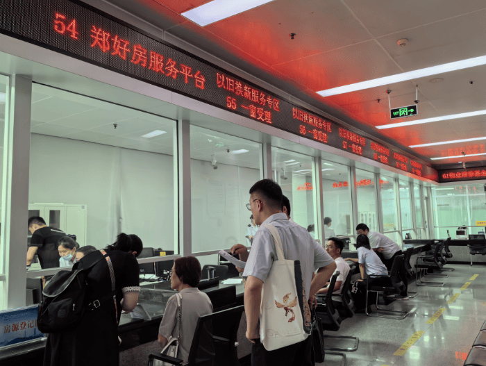 同时,为让有"以旧换新"意愿的群众少跑腿,房屋交易中心将服务延伸到