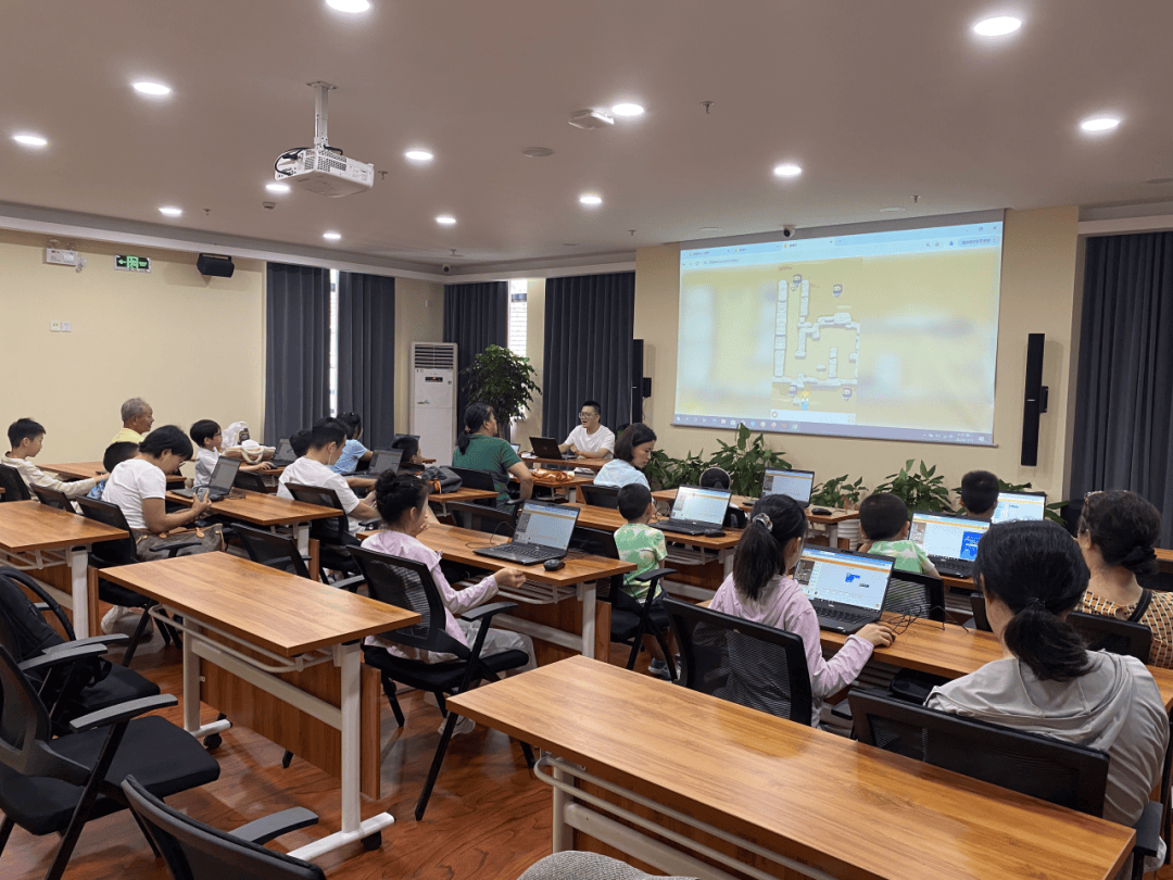 【活动回顾】黄浦区明复图书馆举办"科技富强中国梦" 少儿编程课