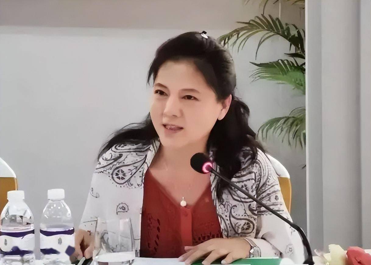 87版红楼梦欧阳奋强说,她太漂亮,自己都不敢正视,只敢偷偷看_袁玫