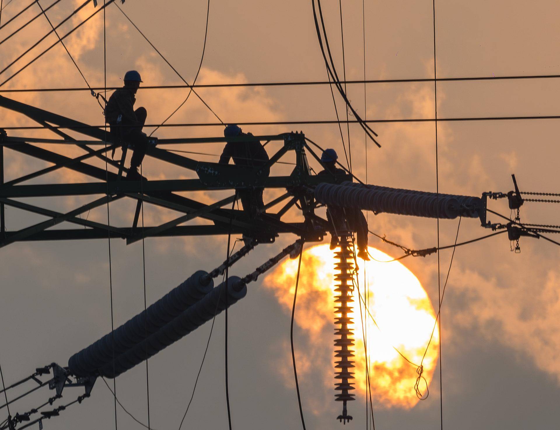 致敬高温下的电力工人们_工作_摄影_黎振平