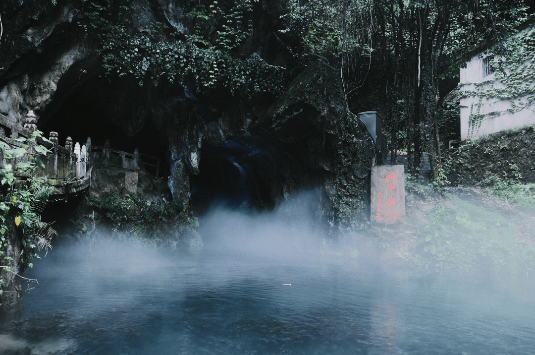 六洞山风景区核心景点——地下长河是一段神秘而壮观的地下水域洞内