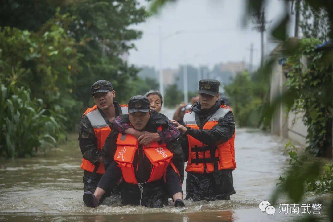 河南暴雨救援图片