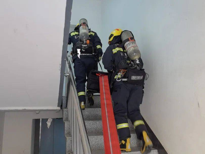 佳木斯市消防救援支队组织开展全市高层建筑灭火救援实战拉动演练