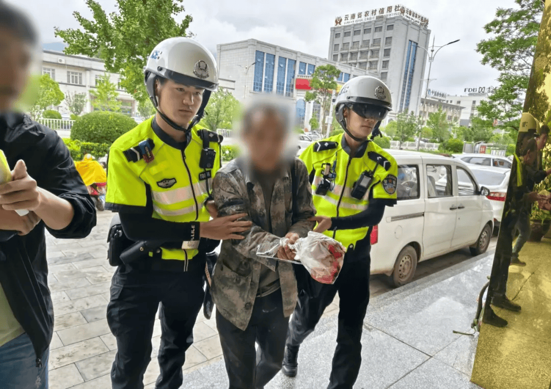 三名骑警一路疾驰!伤者两根手指保住了.