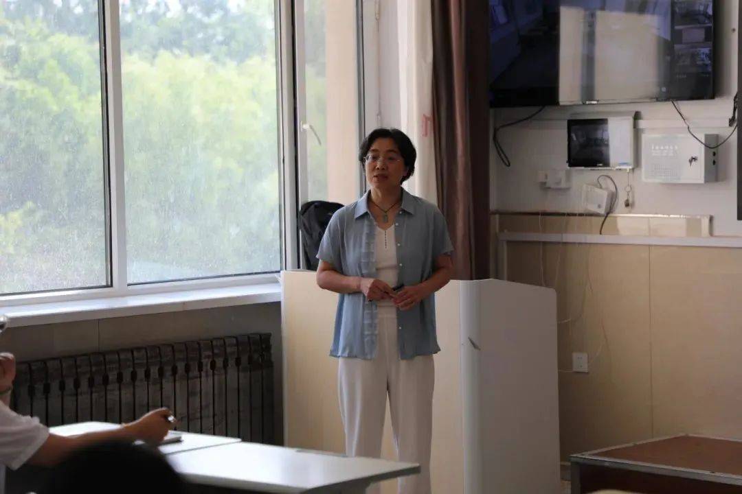 思并进谱华章——东北师大附中"1 n深耕计划"送教活动走进伊春市一中