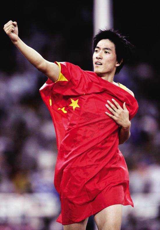 刘翔近况大揭秘,长期在国外旅游,靠终身合同吸金,远离喷子!