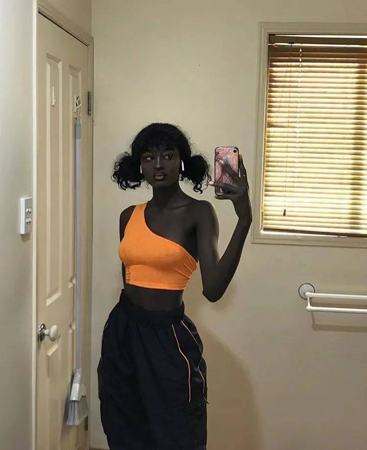 非洲"刘亦菲"靠神仙身材爆红全网,却被网友骂到崩溃抑郁.