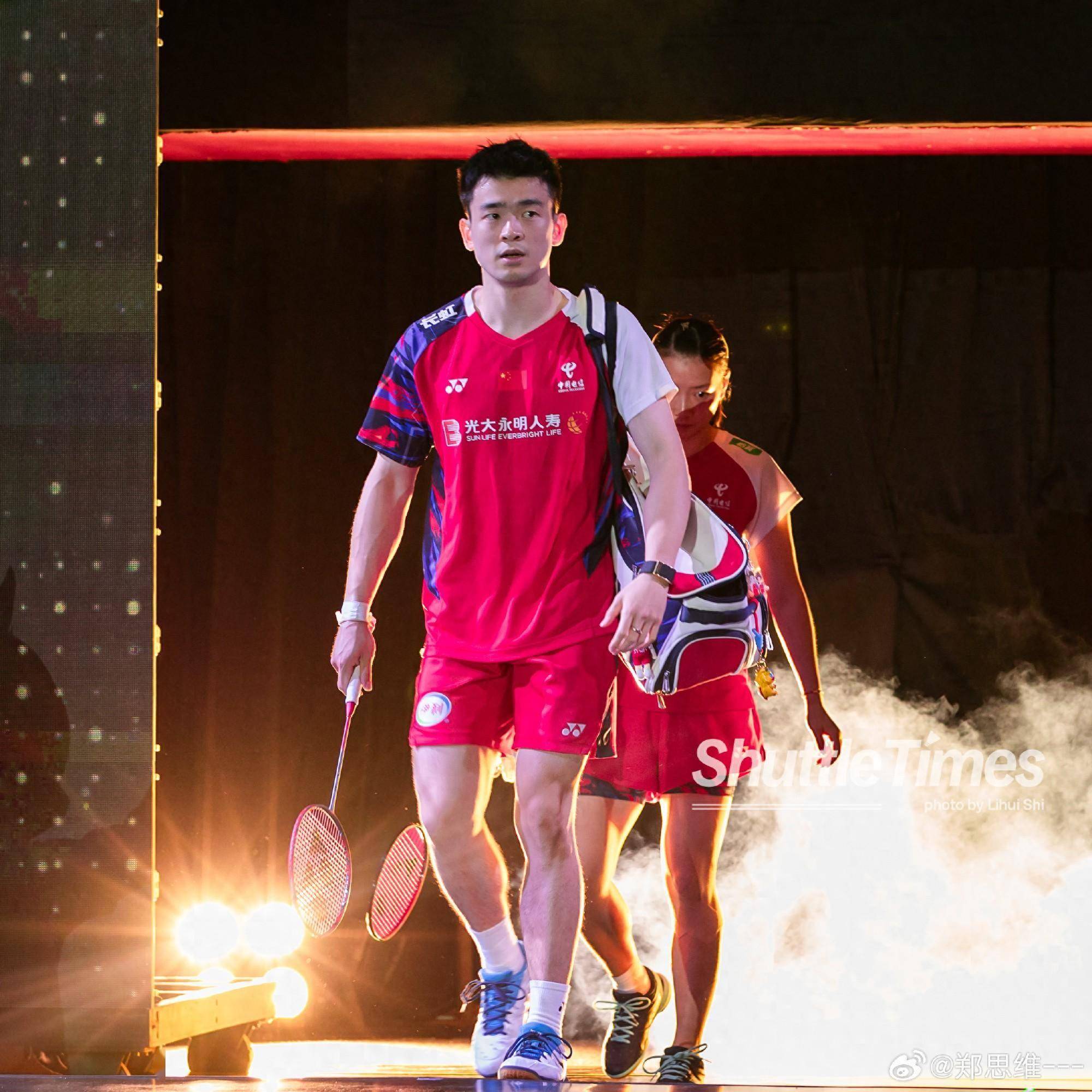 国羽郑思维登《时装男士》七月封面,真空穿绑带西装,荷尔蒙爆棚