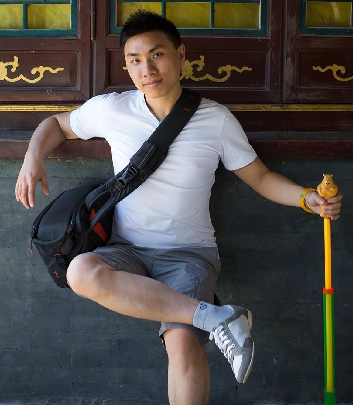 娶18岁乌克兰美女的河北小伙,妻子出轨波兰乡下人,别墅荒废长草