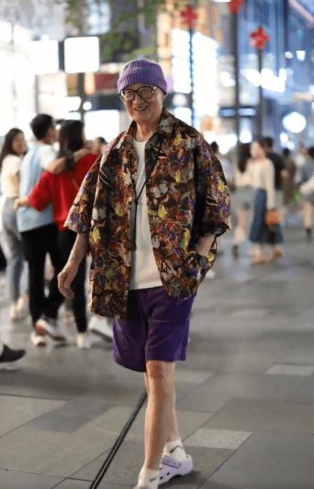 男人到了六七十岁,建议别穿这4种"老头装",显老土气还很油腻