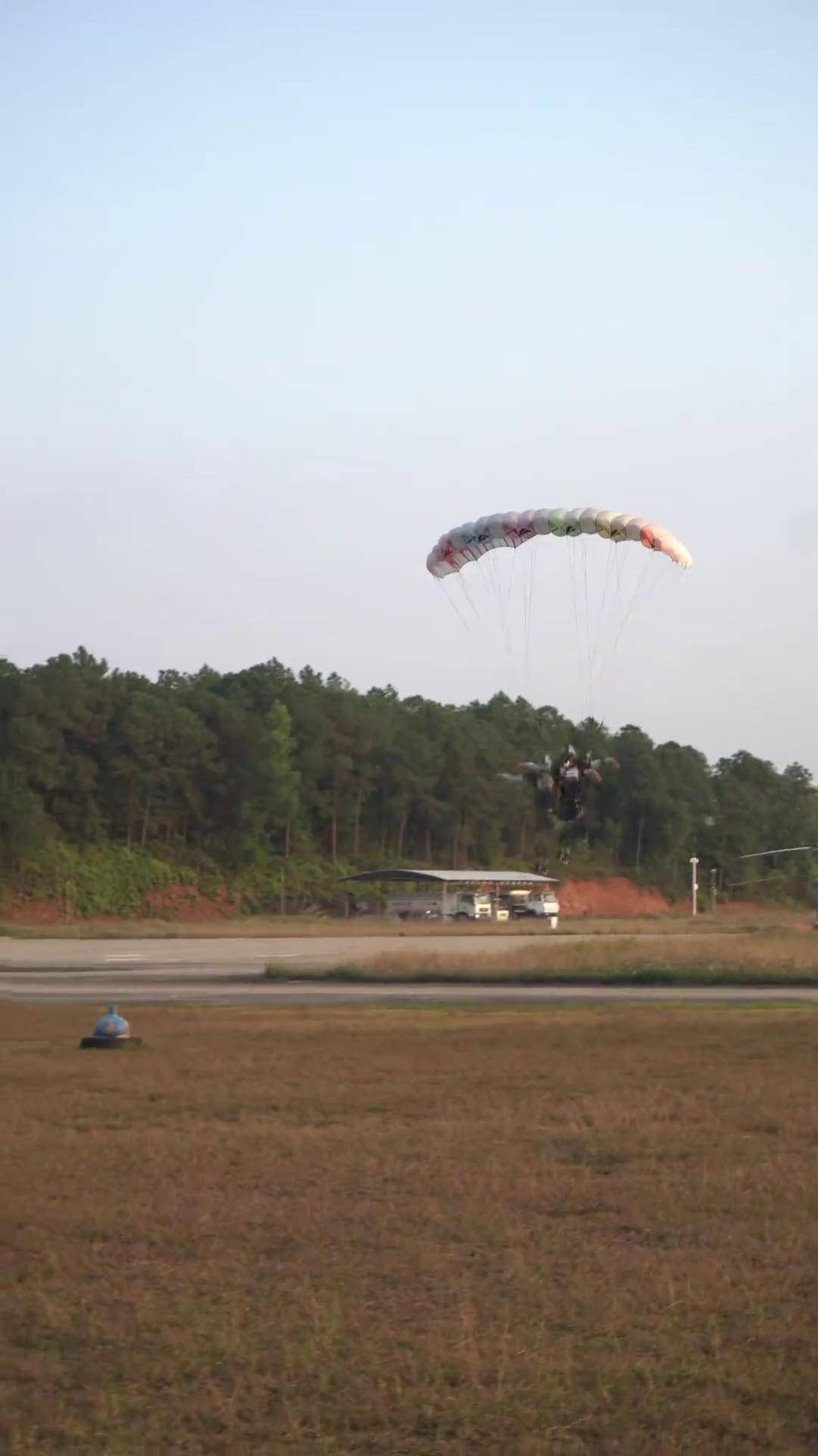 跳伞是表演,我的心跳奏响的是自由的旋律 跳伞 拉漂 鹰飞跳伞训练