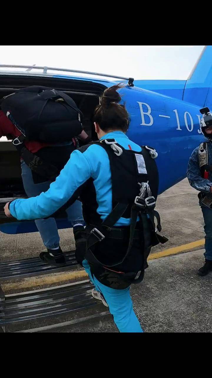 鹰飞跳伞 高空跳伞4000米 极限挑战 学跳伞找鹰飞 广东罗定基地