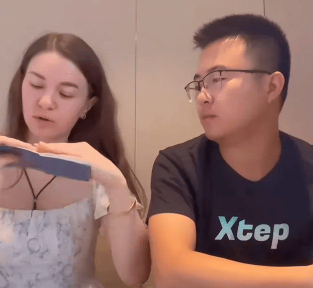 吃相太难看了！网红卡佳被网友扒出猛料：赚着国人的钱，却在外网抹黑我们_中国_外国_行为