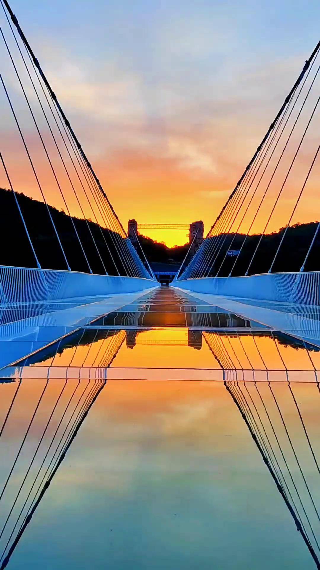 日出尤其温柔,人间皆是浪漫,遇见网红云天渡玻璃桥上