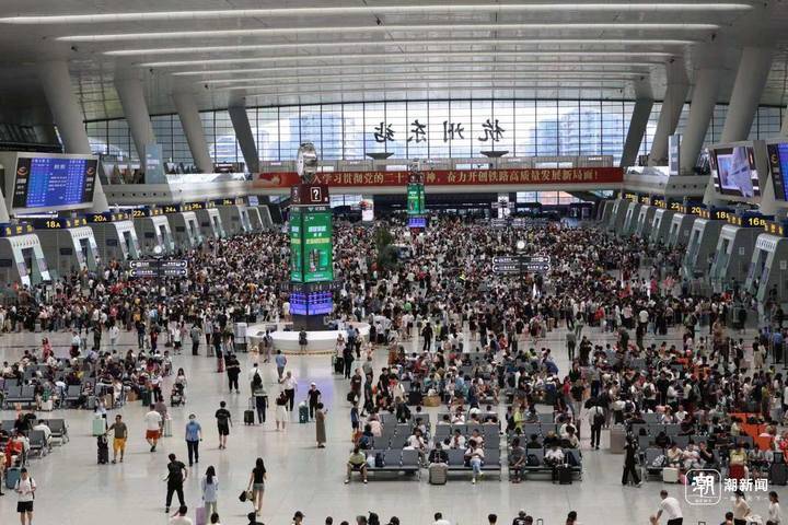 杭州东站候车厅,"冰块兄"上线了,旅客:明显感觉室内外有温差