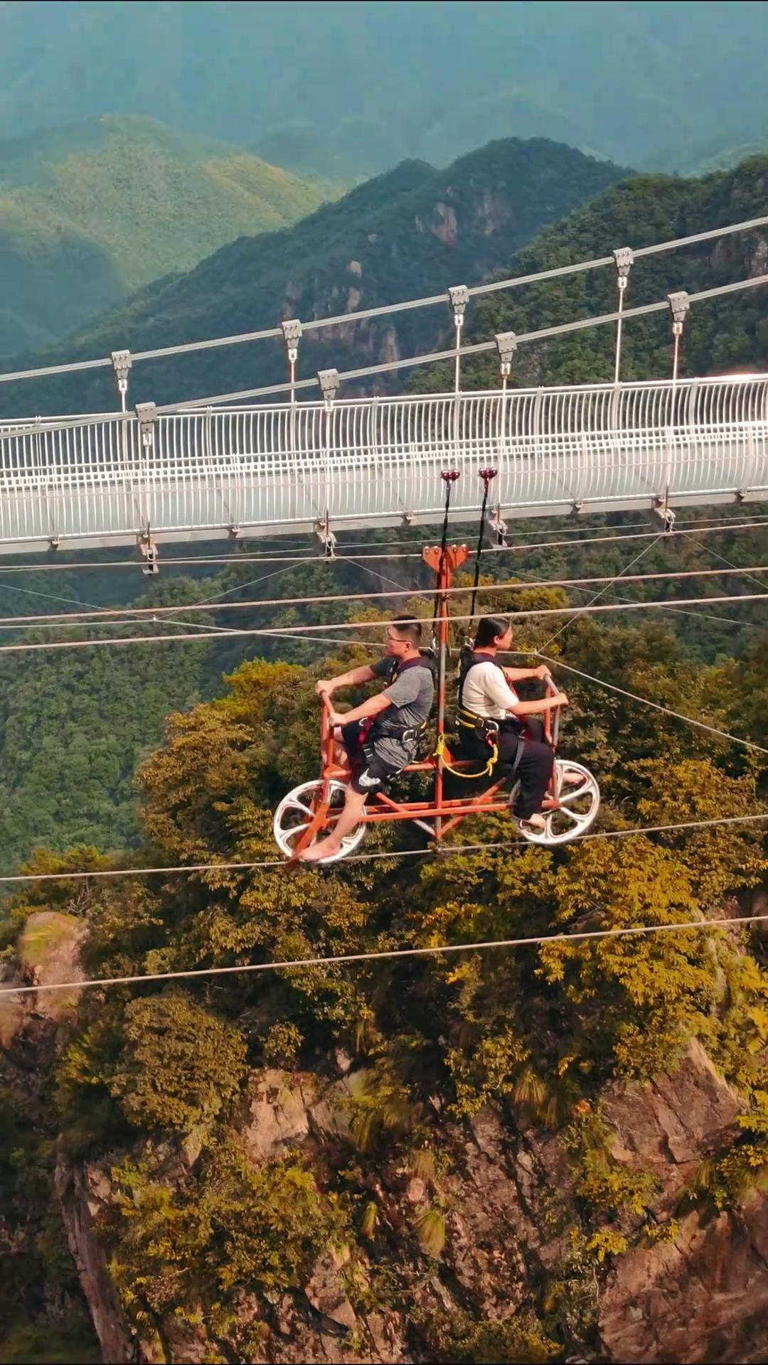 空中自行车,来场不一样的骑行之旅!安吉云上草原